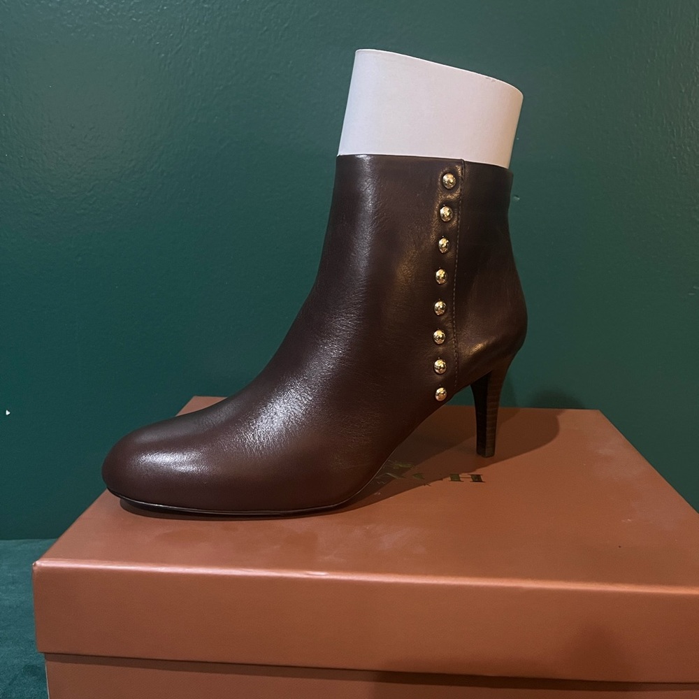 Brand new brown coach heeled booties, super cute and stylish never worn !
